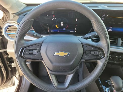 Used 2025 Chevrolet Trax LT FWD image 19