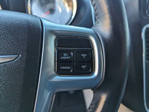 Used 2013 Chrysler Town & Country Touring image 18