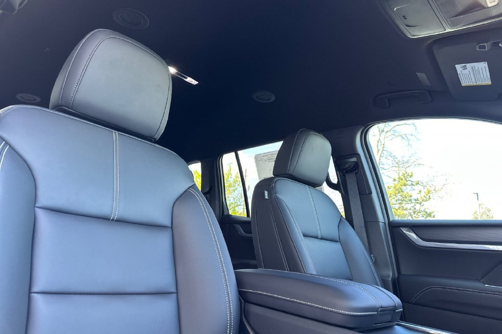 Used 2025 GMC Acadia Elevation w/ Elevation Premium Package FWD image 18