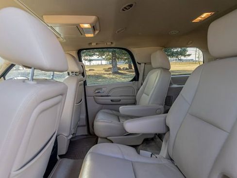 Used 2014 Cadillac Escalade Luxury image 12