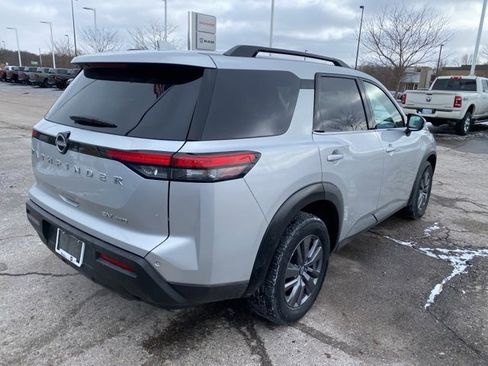 Used 2024 Nissan Pathfinder SV image 3