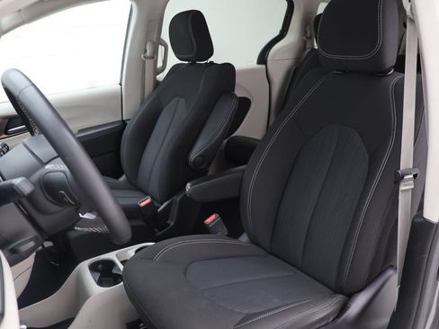 Used 2023 Chrysler Voyager LX FWD image 15