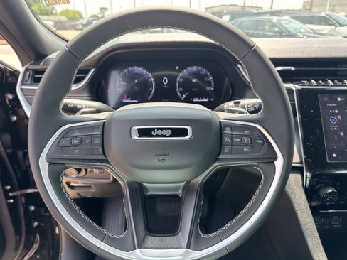 Used 2025 Jeep Grand Cherokee Laredo RWD image 21