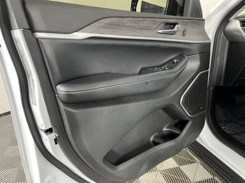 Used 2024 Jeep Grand Cherokee Limited w/ Black Appearance Package image 10