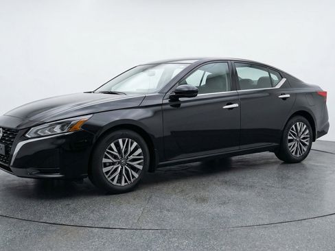 Used 2025 Nissan Altima 2.5 SV FWD image 3