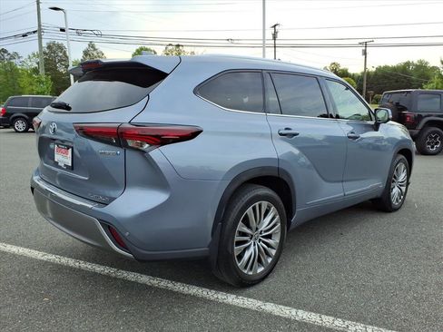 Used 2024 Toyota Highlander Platinum AWD/4WD image 4