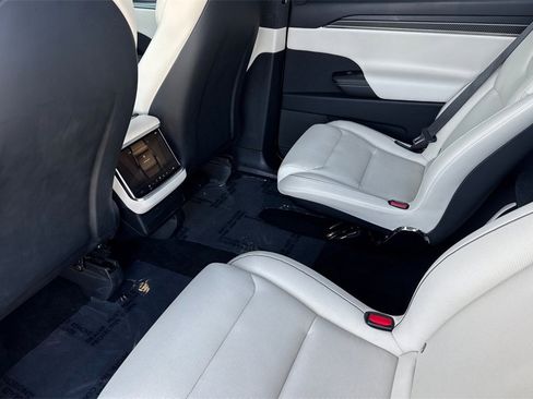 Used 2023 Tesla Model X Plaid image 11