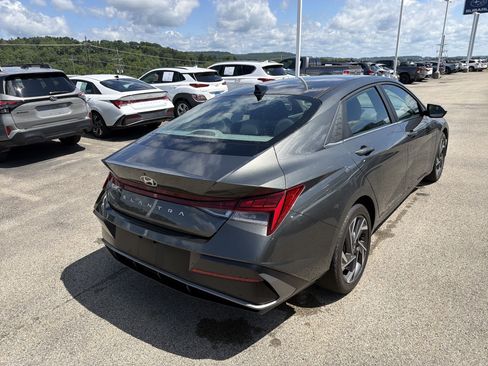 Used 2024 Hyundai Elantra SEL w/ Convenience Package FWD image 5