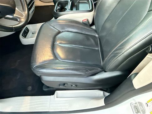 Used 2020 Chrysler Pacifica Touring-L image 20
