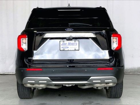 Used 2022 Ford Explorer XLT w/ Equipment Group 202A image 3