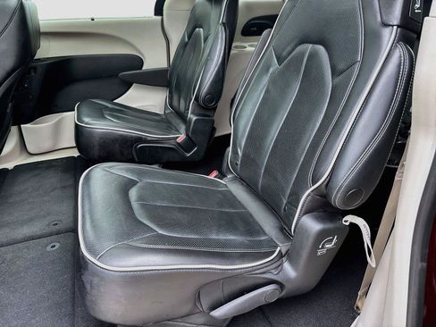 Used 2023 Chrysler Pacifica Limited FWD image 15