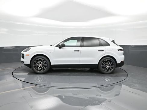 Used 2025 Porsche Cayenne E-Hybrid AWD/4WD image 2