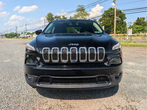 Used 2017 Jeep Cherokee Latitude w/ Cold Weather Group AWD/4WD image 2