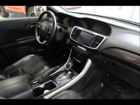 Used 2017 Honda Accord Touring image 23