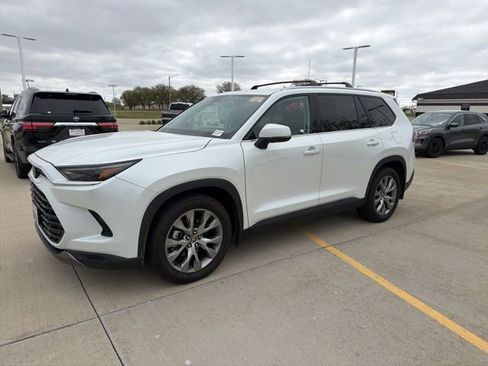 Used 2024 Toyota Grand Highlander FWD image 2