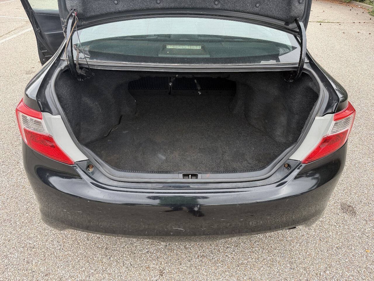 Used 2012 Toyota Camry SE FWD image 19