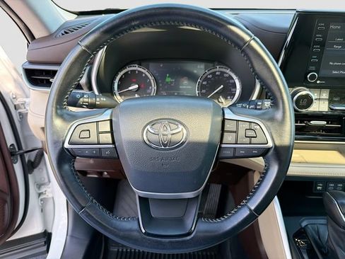 Used 2022 Toyota Highlander XLE AWD/4WD image 12