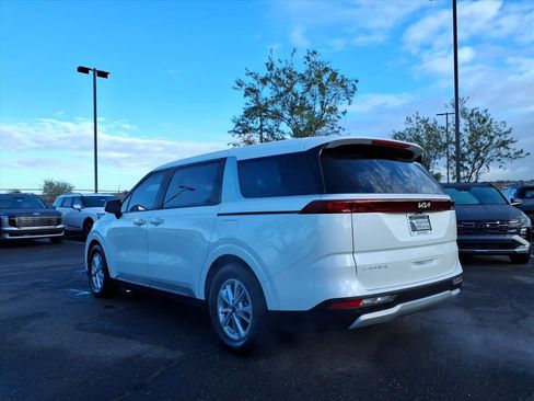 Used 2024 Kia Carnival LX image 4