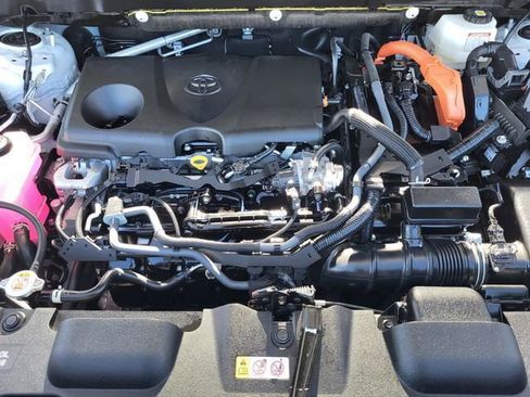 Used 2023 Toyota Venza LE image 18