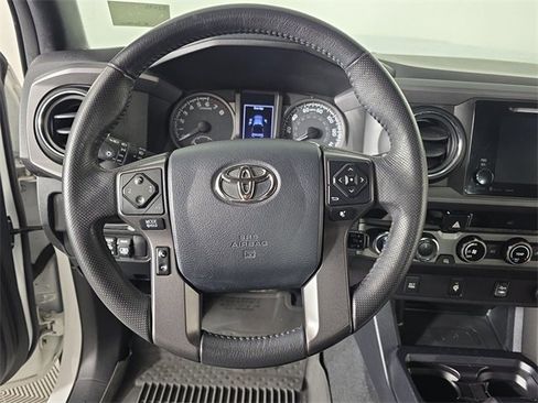 Used 2017 Toyota Tacoma TRD Sport image 11