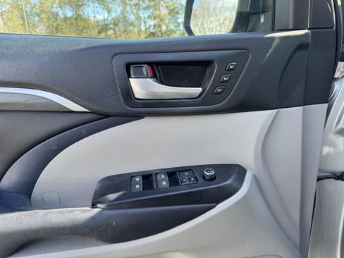 Used 2017 Toyota Highlander Limited image 6