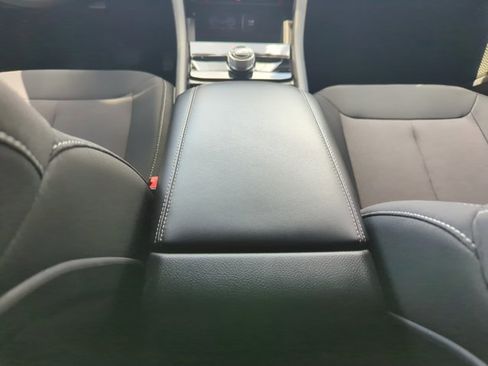 Used 2025 Jeep Grand Cherokee Laredo w/ Luxury Tech Group I RWD image 20
