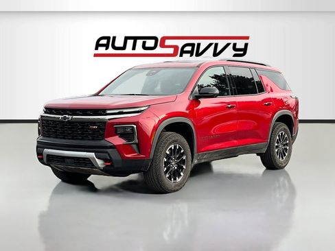 Used 2025 Chevrolet Traverse Z71 w/ Enhanced Driving Package image 3