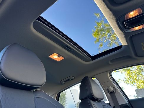 Used 2025 Hyundai Elantra Limited image 18