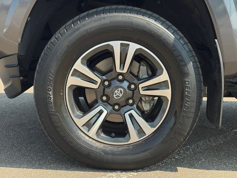 Used 2018 Toyota Tacoma TRD Sport AWD/4WD image 12