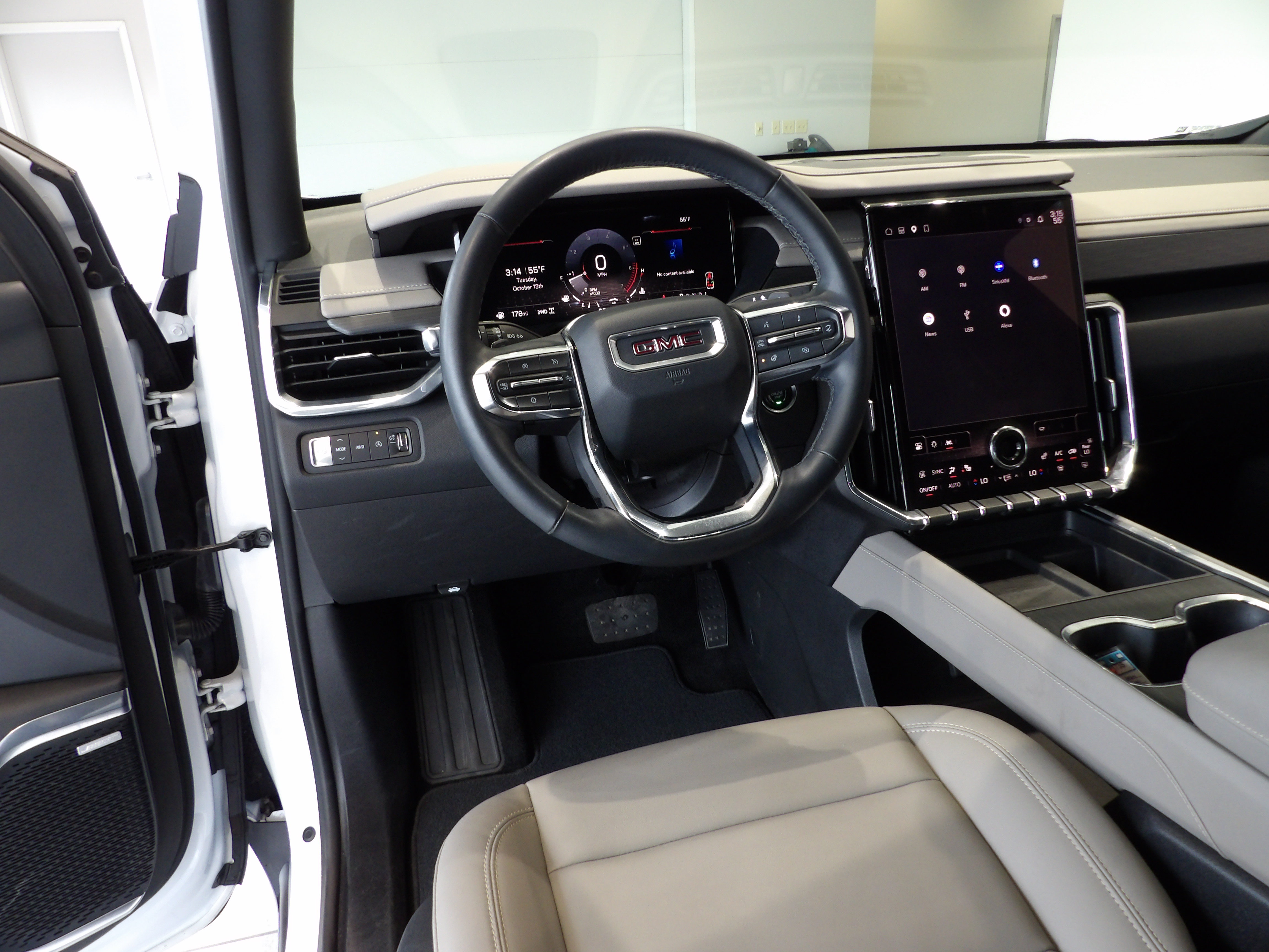 Used 2024 GMC Acadia Elevation w/ Luxury Package AWD/4WD image 17