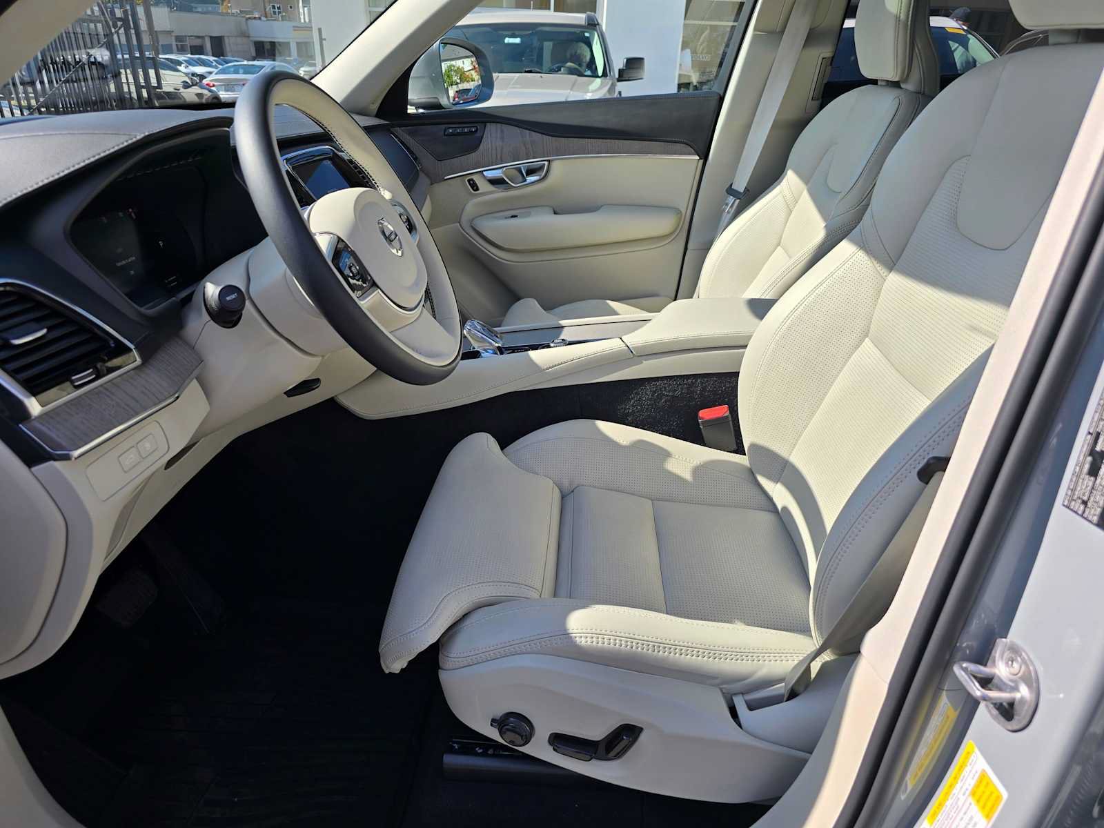 Certified 2025 Volvo XC90 T8 Ultra w/ Protection Package Premier AWD/4WD image 21