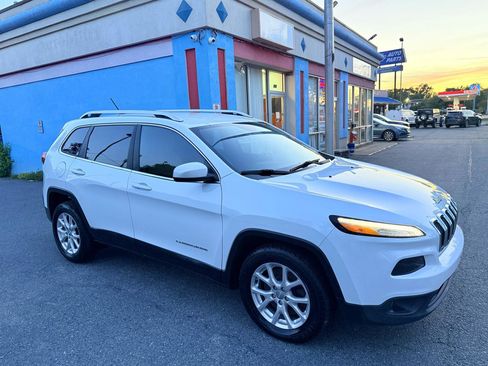 Used 2016 Jeep Cherokee Latitude w/ Cold Weather Group FWD image 9