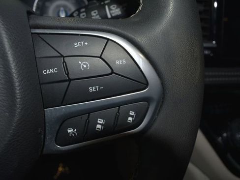 Used 2023 Chrysler Pacifica Limited FWD image 18