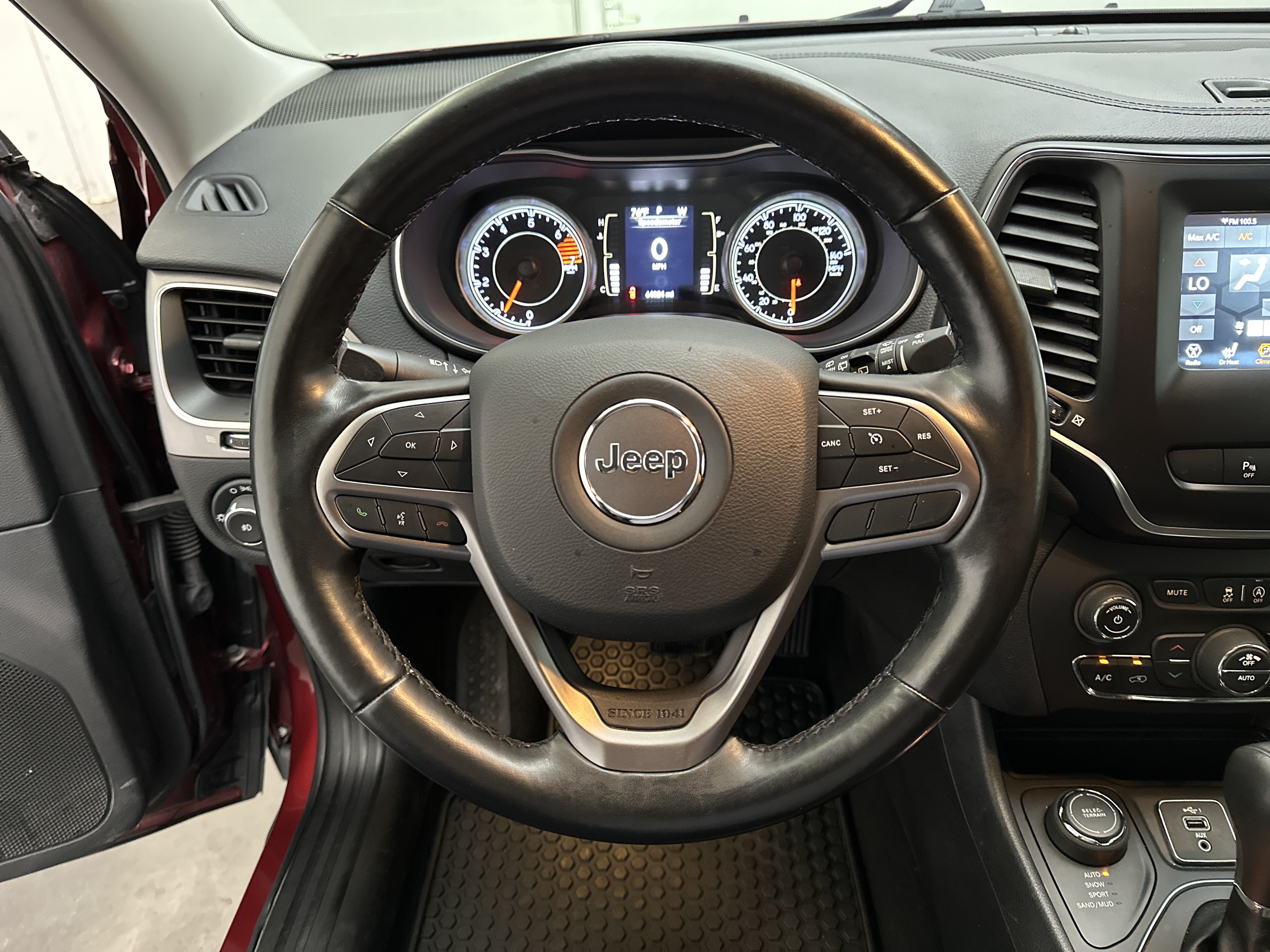 Used 2020 Jeep Cherokee Latitude Plus w/ Comfort/Convenience Group AWD/4WD image 25
