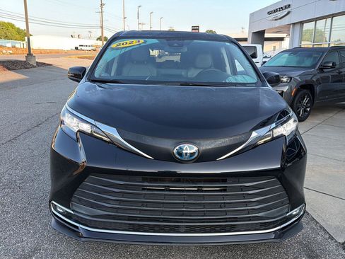 Used 2023 Toyota Sienna XLE FWD image 2