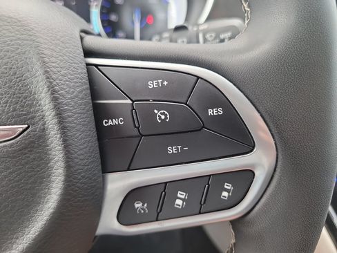 Used 2024 Chrysler Pacifica Touring-L FWD image 31
