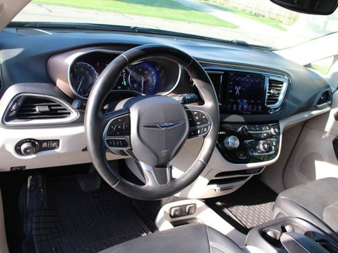 Used 2018 Chrysler Pacifica Touring-L w/ Advanced Safetytec Group FWD image 16