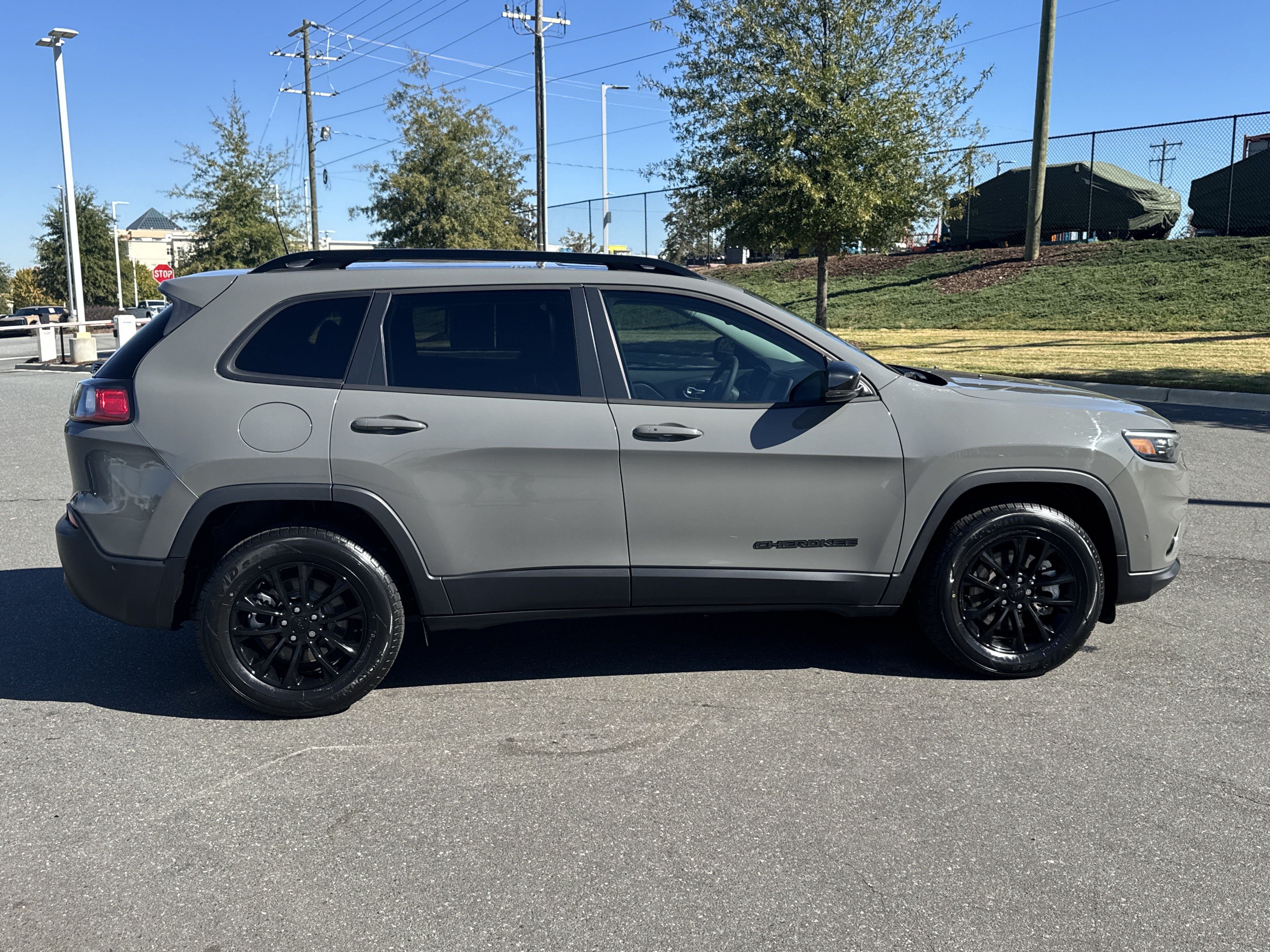 Used 2023 Jeep Cherokee Altitude Lux AWD/4WD image 11