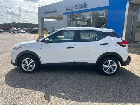 Used 2020 Nissan Kicks S FWD image 2
