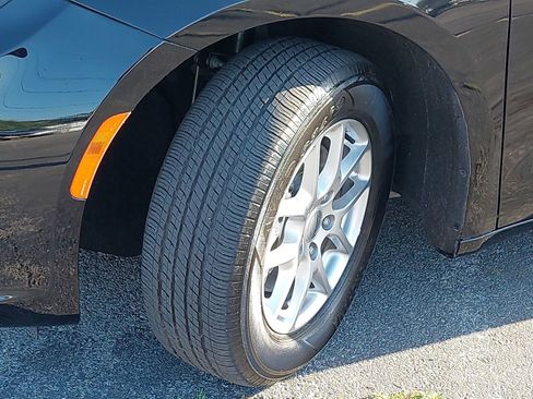 Used 2025 Chrysler Pacifica Select image 36