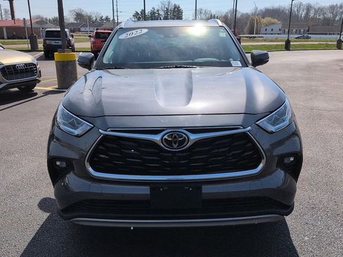 Used 2022 Toyota Highlander Platinum image 2