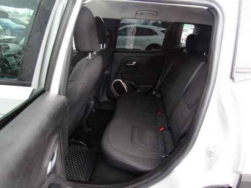 Used 2018 Jeep Renegade Latitude w/ Cold Weather Group image 19