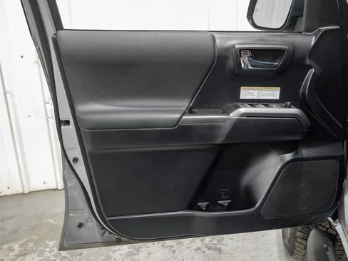 Used 2020 Toyota Tacoma TRD Off-Road w/ Advanced Technology Package image 39