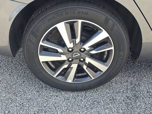 Used 2025 Nissan Versa SV FWD image 9