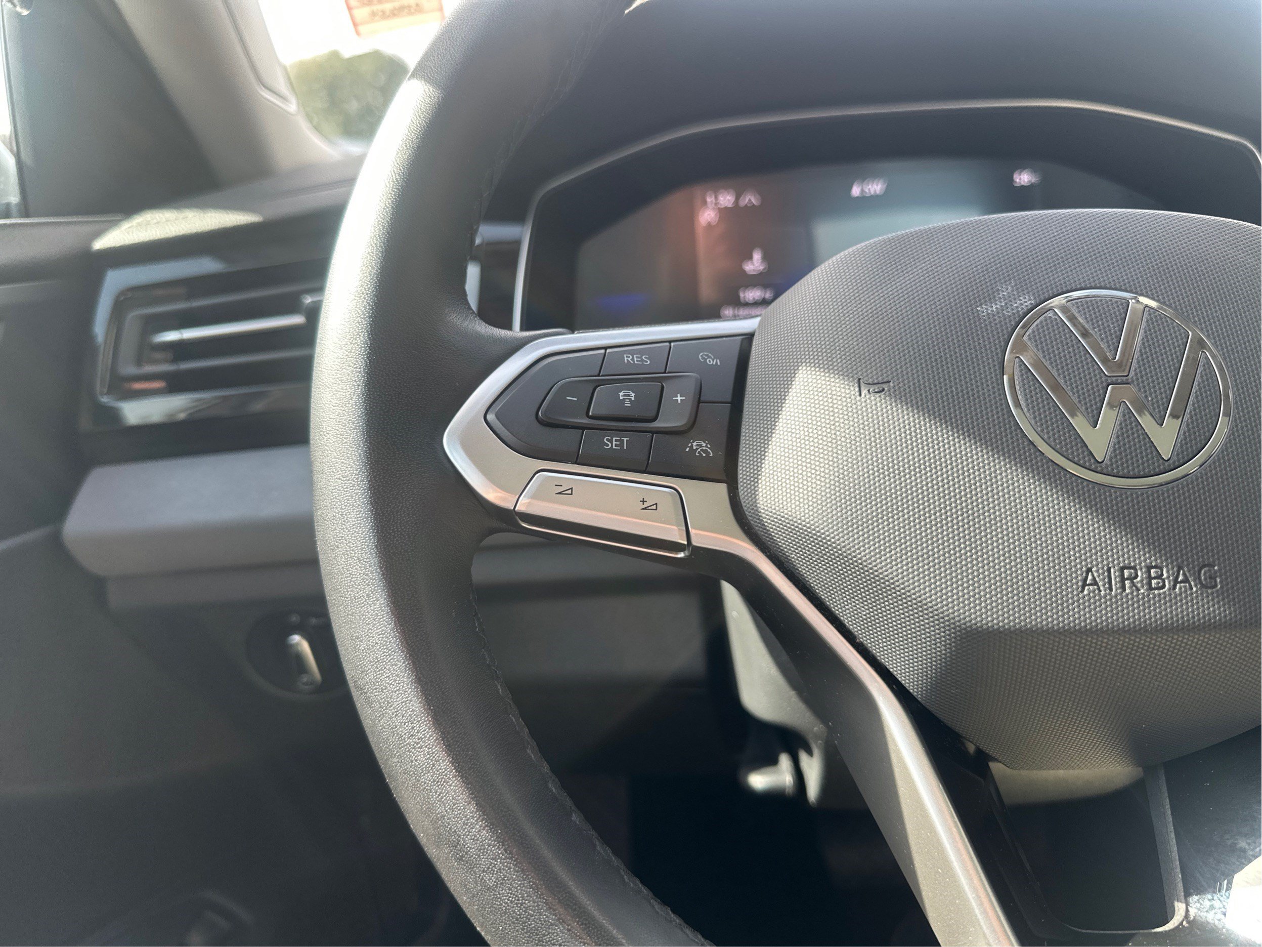 Used 2025 Volkswagen Jetta SE FWD image 33