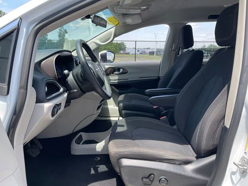Used 2022 Chrysler Voyager LX FWD image 18