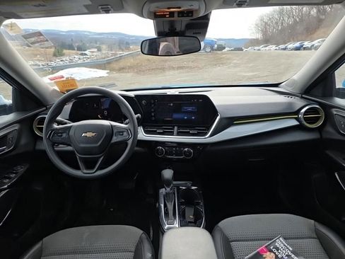 Used 2025 Chevrolet Trax LT image 11