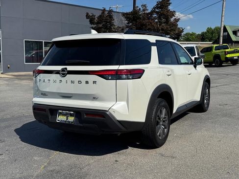 Certified 2024 Nissan Pathfinder SV FWD image 3