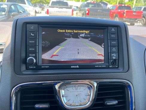 Used 2013 Chrysler Town & Country Touring FWD image 22