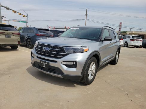Used 2024 Ford Explorer XLT w/ Equipment Group 202A RWD image 3